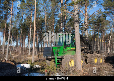 John Deere 1110D ECO III Forwarder bei der Taiga Forest im Sommer in Finnland Stockfoto