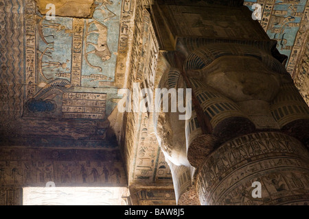 Neu gereinigt und restaurierten Decke im Vorraum in Dendera Tempel, Niltal, Ägypten, Nordafrika Stockfoto