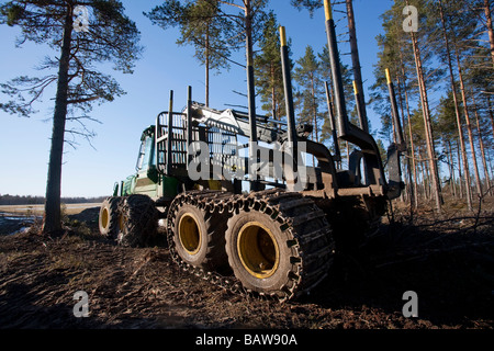 John Deere 1110D ECO III Forwarder bei der Taiga Forest im Sommer in Finnland Stockfoto