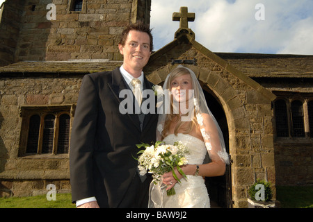 Junges Paar von Neuvermählten nur standesamtliche Trauung Kirche, North Yorkshire. UK Stockfoto