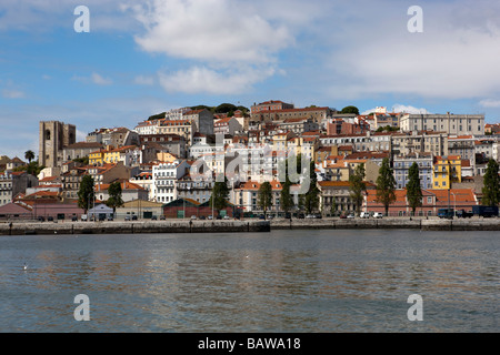 Lissabon-Blick Richtung Se Catedral von Rio Tejo. Stockfoto