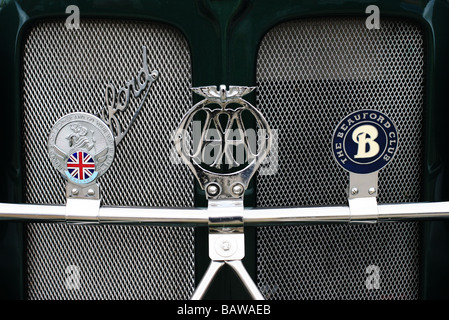 Klassischer britischer Beauford Frontgrill mit Beauford Clubabzeichen und AA-Abzeichen mit Union Jack. Stockfoto
