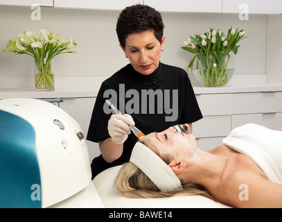 Frau bekommen eine Gesichtsbehandlung in einem Spa. Stockfoto