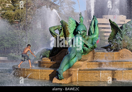 Junge spielt in Swann Brunnen in Logan s Kreis Philadelphia Pennsylvania Stockfoto