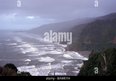 wilde Wetter und Wellen auf der Nord-Westküste nördlich von Punakaiki Südinsel Neuseeland Ozeanien Pazifischen Ozean Suche Stockfoto