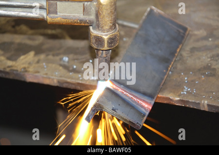 Acetylen-Fackel schneiden Metall Gesims Stockfoto