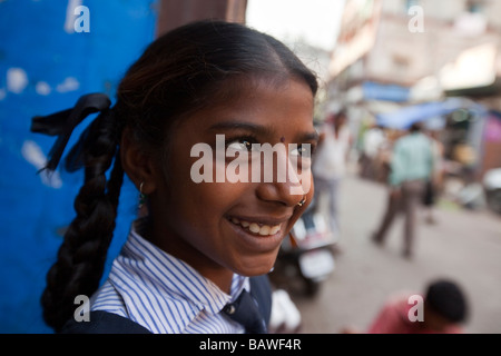 Junge indische Mädchen auf der Straße in Mumbai Indien lächelnd Stockfoto