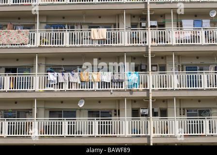 Ein Wohnhaus an einem sonnigen Tag in Kawasaki, mit Kleidung zum Trocknen auf dem Balkon gehängt Stockfoto