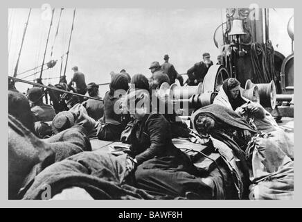 Migrantinnen, die sitzen auf dem Zwischendeck Deck Stockfoto