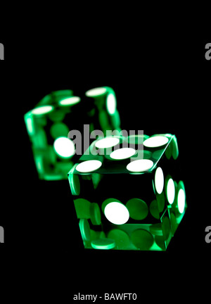 grünen Würfel auf schwarz Stockfoto