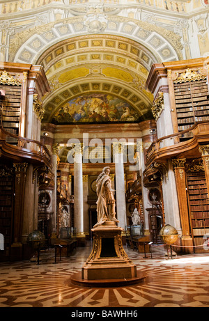 Innenraum des Barock Zustand Hall der Nationalbibliothek in Wien mit schönen Bögen, Säulen und Fresken. Stockfoto