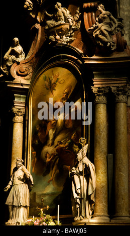 eines der vielen Gemälde und Skulpturen in den Stephansdom, Stephansdom, überflutet mit warmem Licht in Wien, Österreich Stockfoto
