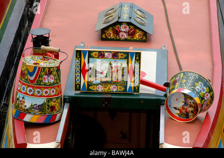 Canalware handgemalt mit traditionellen Burgen und Rosen um hinteren Luke und Taube-Box von einem Narrowboat, London, England Stockfoto