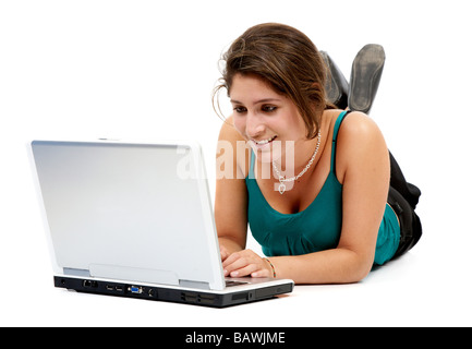 Frau an einem Notebook arbeitet Stockfoto