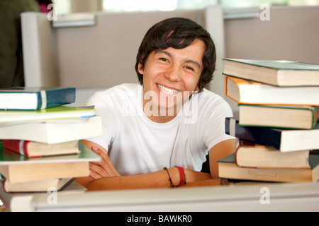 Student in einer Bibliothek Stockfoto