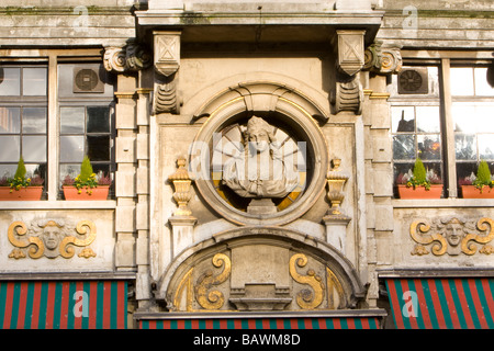 Steinbüste der Heiligen Barbara auf dem Schneiderhaus la Taupe Building am Grand Place, Brüssel, Belgien Stockfoto