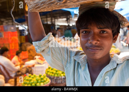 Porter in der Crawford Obst- und Gemüsemarkt in Mumbai Indien Stockfoto