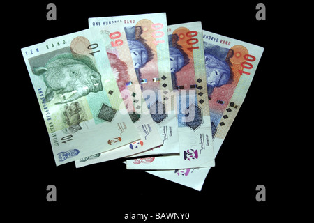 South African Geld auf schwarzem Hintergrund isoliert Stockfoto