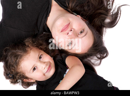 Mutter und Tochter auf dem Boden Stockfoto