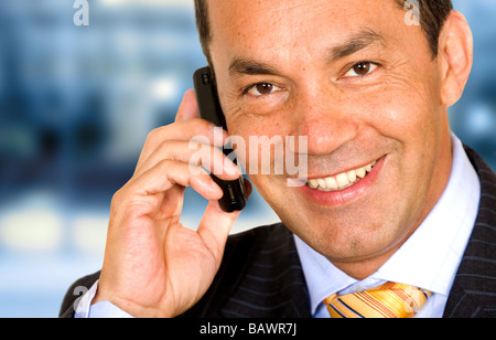 Business-Mann am Telefon im Büro Stockfoto