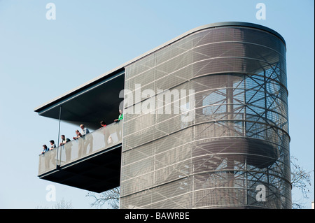 Besucherzentrum am rekonstruierten Teil der Berliner Mauer und der Besucher, die Aussichtsplattform an der Gedenkstätte Bernauer Straße in Berlin Stockfoto