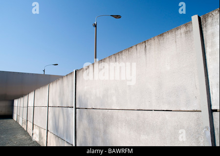 Rekonstruierte Abschnitt der Berliner Mauer und Todesstreifen an der Bernauer Straße-Mahnmal in Berlin Stockfoto