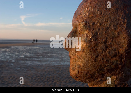 Britischen Künstlers Gormleys "woanders" Skulpturen in Crosby Sands Sefton in der Nähe von Liverpool England. Stockfoto