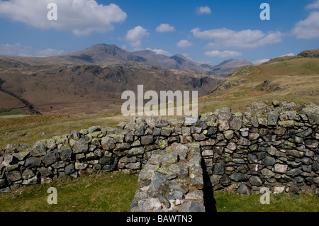 Blick über Eskdale Valley, Lake District von Hardknott Burg römischen Fort, Scafell und Scafell Pike, Cumbria, England Stockfoto