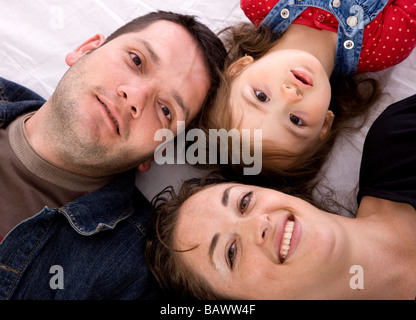 Glückliche Familie auf dem Boden Stockfoto