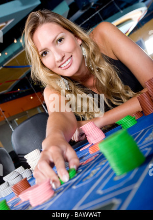 Frau in einem casino Stockfoto