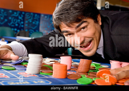 Mann in einem casino Stockfoto