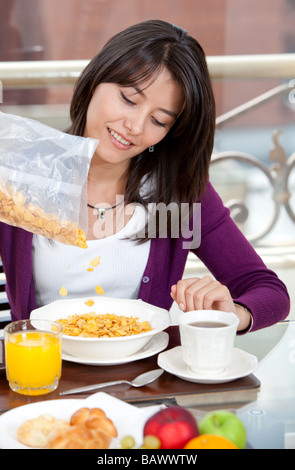 Frau, die ihr Frühstück Essen Stockfoto