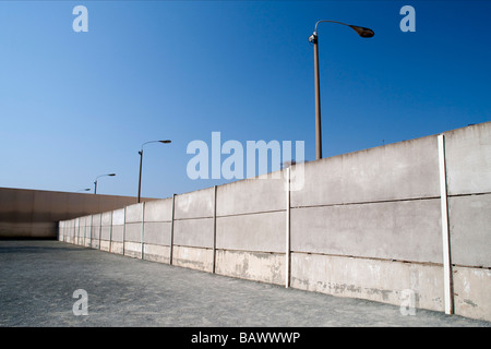 Rekonstruierte Abschnitt der Berliner Mauer und Todesstreifen an der Bernauer Straße-Museum in Berlin Stockfoto