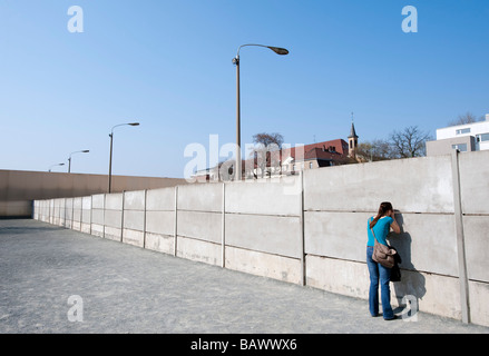 Rekonstruierte Abschnitt der Berliner Mauer und Todesstreifen an der Bernauer Straße-Museum in Berlin Stockfoto