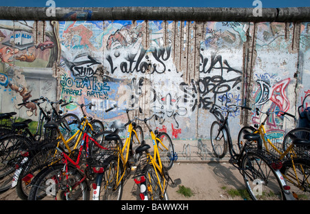 Graffiti bedeckt Abschnitt der original Berliner Mauer an der East Side Gallery in Berlin Stockfoto