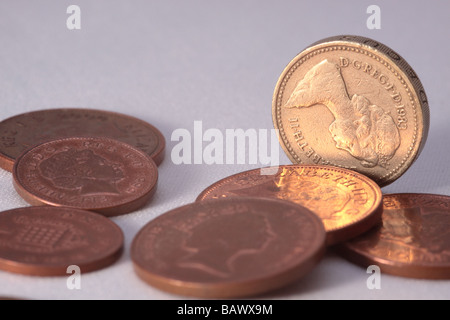 fünf-Pfund-Note-Pfund-Münze und verschiedene kleine Änderung auf einem Tisch Stockfoto