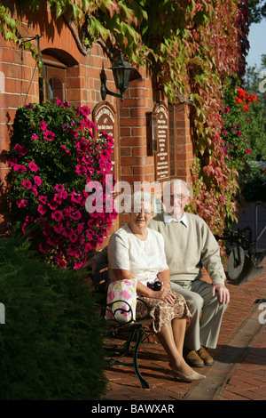 Reife verheiratete Rentner paar an einem sonnigen Tag, bei Plassey Freizeitpark in Nord-Wales. Stockfoto