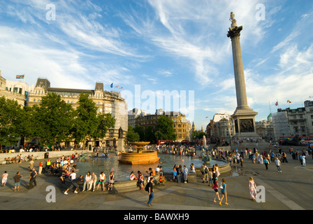 Touristen auf dem Trafalgar Square Stockfoto