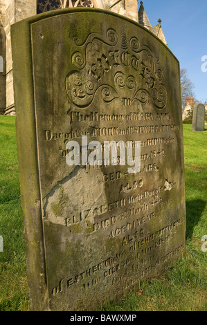 Nahaufnahme Verwitterter Kopfstein auf dem Friedhof Ripon North Yorkshire England Großbritannien GB Großbritannien Stockfoto