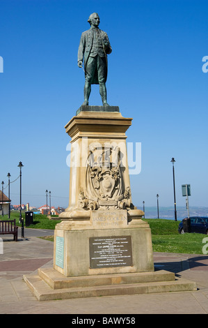 Statue von Captain James Cook mit Blick auf Hafen von Whitby North Yorkshire England UK United Kingdom GB Great Britain Stockfoto