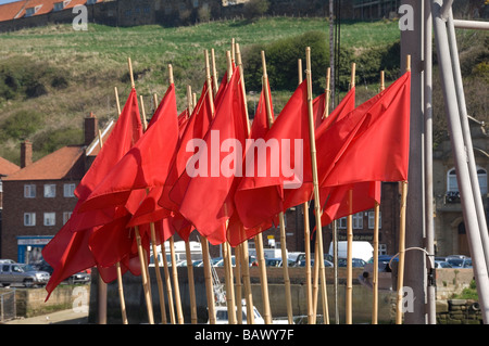 Nahaufnahme von Stockangeln schwimmt mit leuchtend roten Markierungsfahnen Whitby North Yorkshire England Großbritannien GB Großbritannien Stockfoto