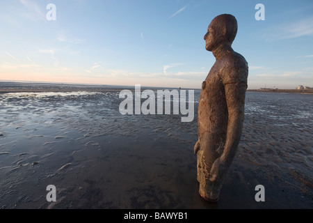 Britischen Künstlers Gormleys "woanders" Skulpturen in Crosby Sands Sefton in der Nähe von Liverpool England. Stockfoto