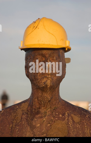 Britischen Künstlers Gormleys "woanders" Skulpturen in Crosby Sands Sefton in der Nähe von Liverpool England. Stockfoto