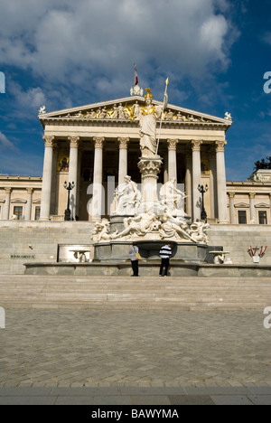 Pallas Athene-Brunnen von Carl Kundmann vor Wiener Parlamentsgebäude Stockfoto