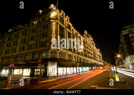 Das Kaufhaus Harrods in London bei Nacht Stockfoto