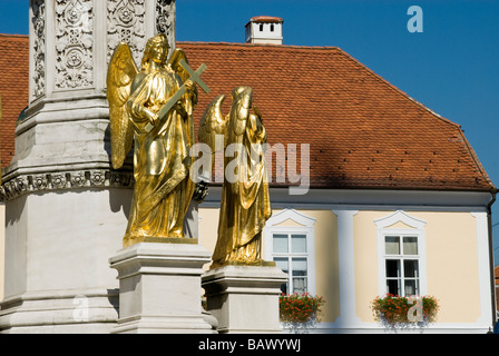 Goldener Engel am Brunnen vor der Kathedrale der Himmelfahrt der Jungfrau Maria Stockfoto