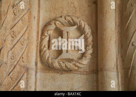 Symbol der Auftrag Christi auf einem Kreuzgang Spalte das Hieronymus-Kloster in Lissabon, Portugal Stockfoto