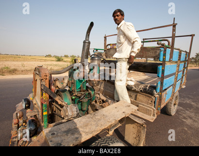 Mann mit Hausgemachten Auto Rajasthan Indien Stockfoto