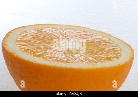 Eine halbe orange Stockfoto