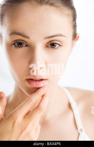 junge Frau, die Anwendung der Salbe über herpes Stockfoto